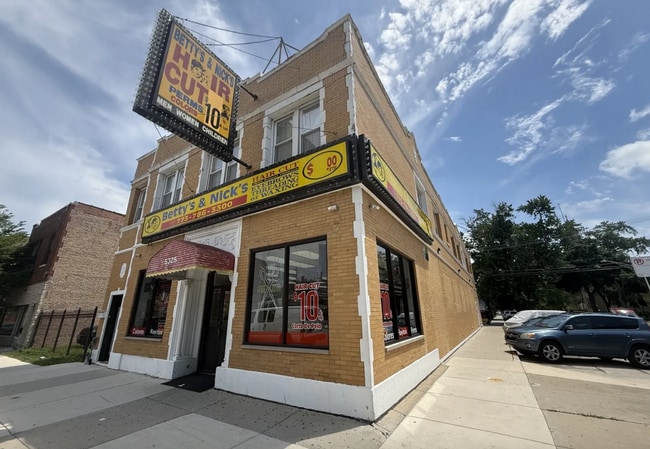 Building Photo - 2349 N Lorel Ave Unit 3R