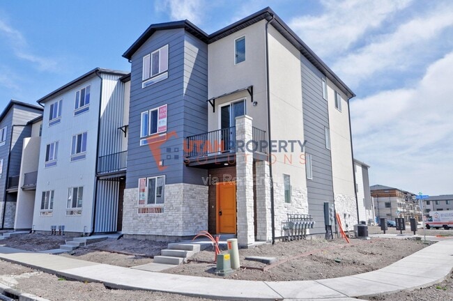 Building Photo - 1058 W 360 S
