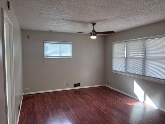 Building Photo - 3 bedroom 1 bathroom House