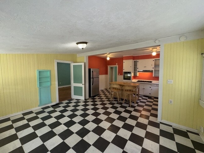 Photo - 302 Decelle St