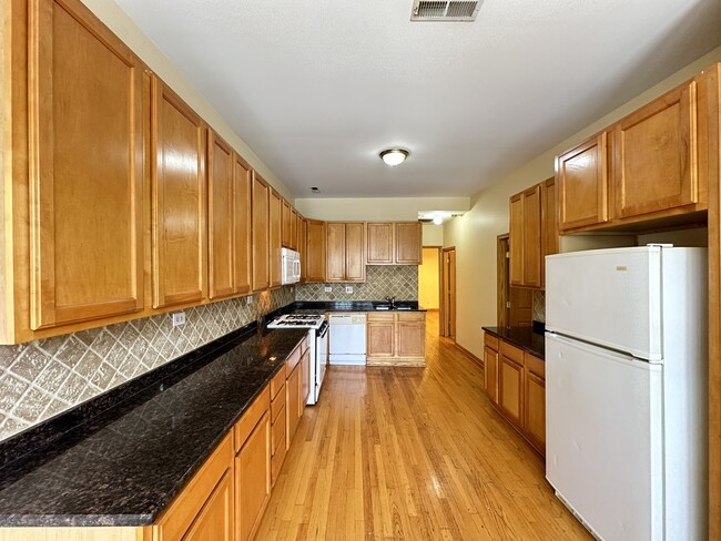 Building Photo - 2136 W Chicago Ave Unit G09C Rental