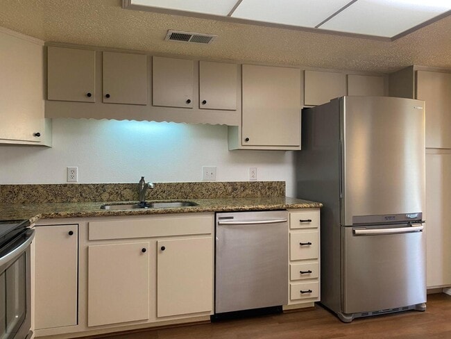 Photo - 807 Country Club Dr SE