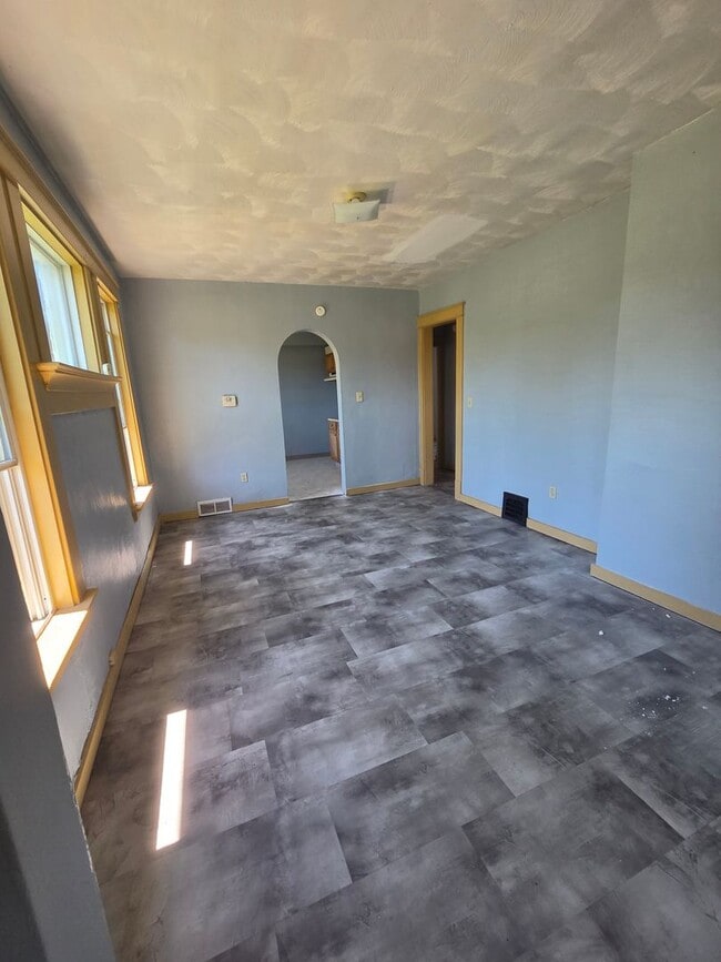 Photo - Upper 2 bedroom unit east side