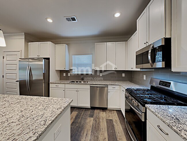 Photo - 260 Deodar Ln