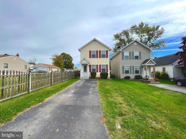 Photo - Enjoy easy living in this well kept 3 bedroom, 1.5 bath home.