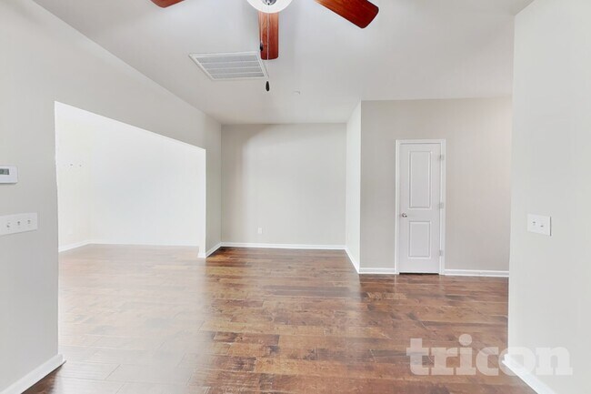 Photo - 305 Woodfern Ct