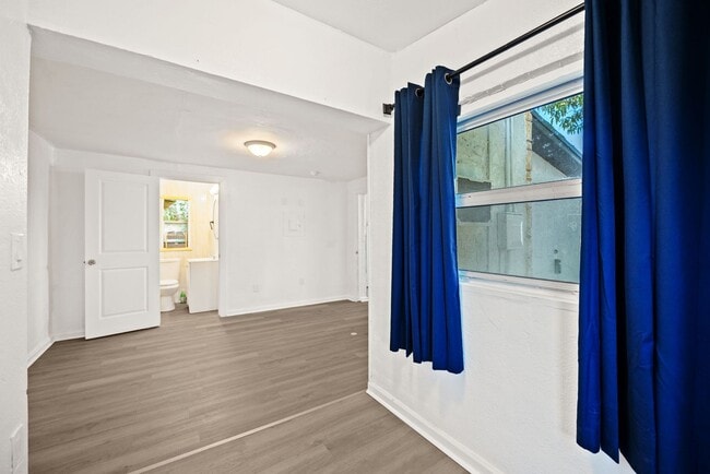 Building Photo - Spacious 1 Bed / 1 Bath Apartment Near Downtown Miami
