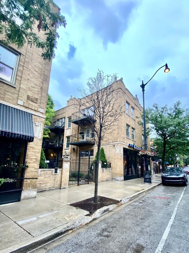 Building Photo - 2243 N Lincoln Ave Unit 2A