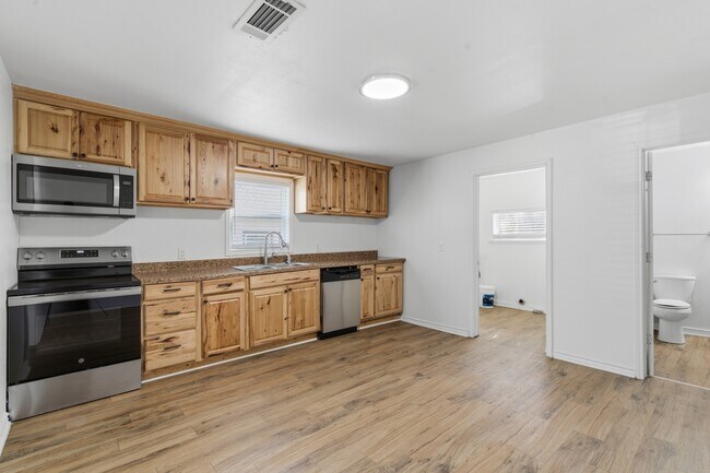 Photo - 920 W Ford St