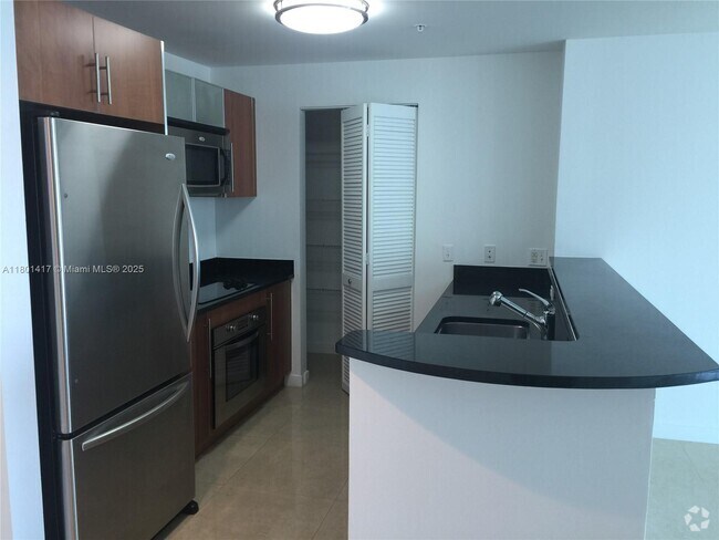 Building Photo - 300 S Biscayne Blvd Unit T-2404 Rental