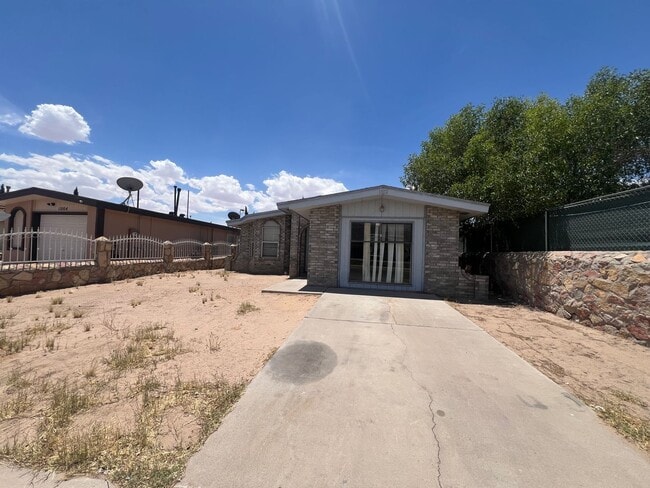 Building Photo - Charming Home