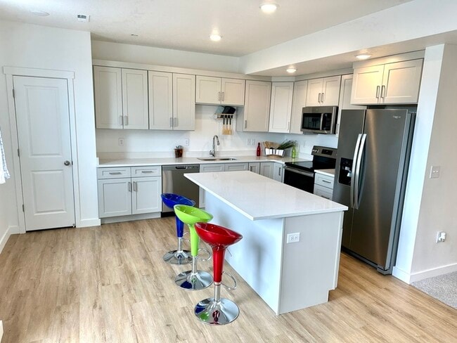 Photo - Modern 3-Bedroom Condo in Adventurous Daybreak! Unidad B308