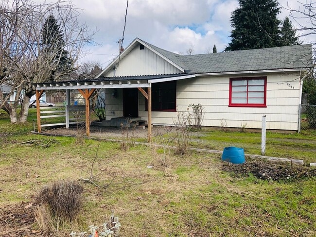 Building Photo - Freshly updated 3 bedroom 1 bath house off...