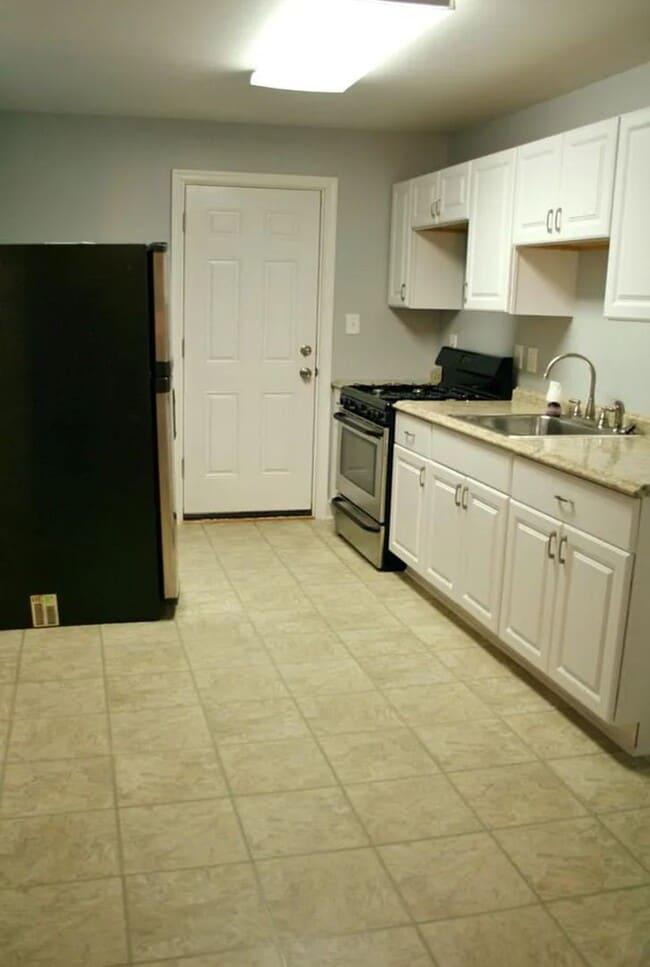 Building Photo - Spacious 4 Bedroom Home