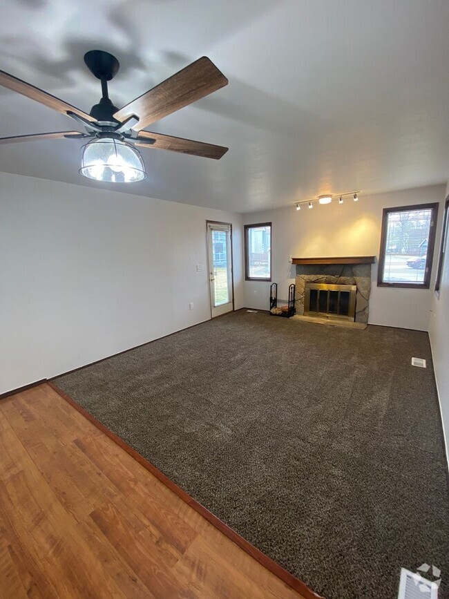 Building Photo - Well maintained (1) bedroom, (1) bathroom ... Unit C203 Rental