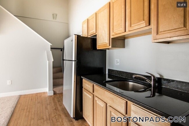 Building Photo - 26 Portland St Rental