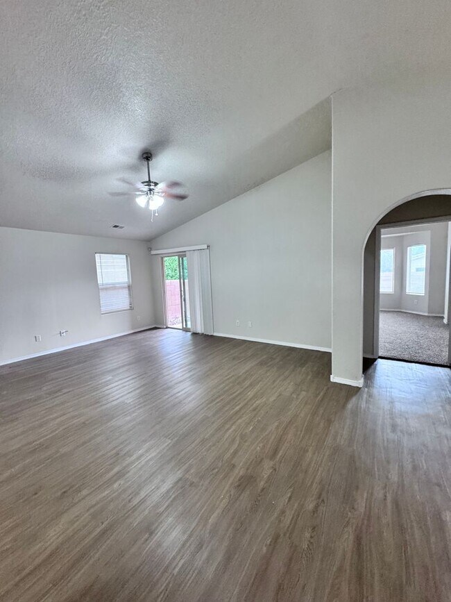 Photo - Great 3 bed, 2 bath, 1575 sq ft home in Huning Ranch!