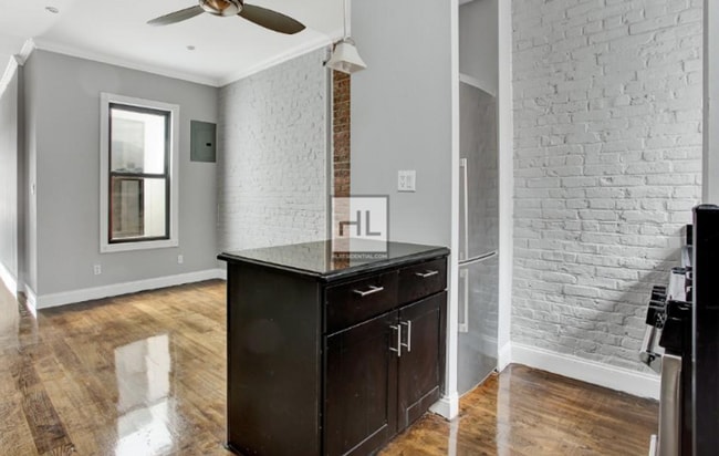 Photo - W 52ND ST. Unidad 1A