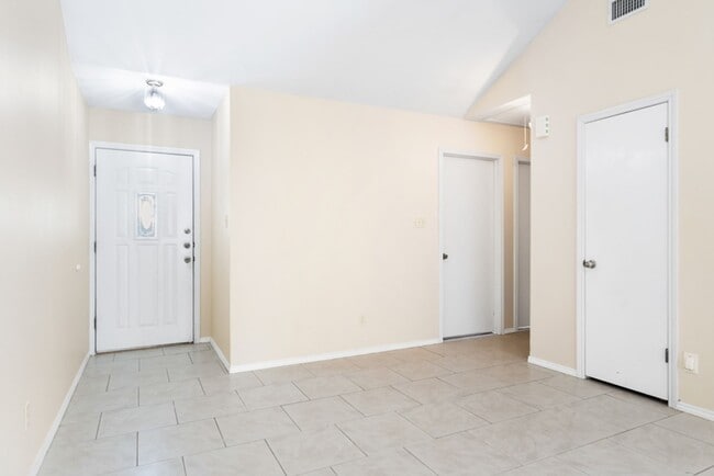 Photo - 265 Lohmann St