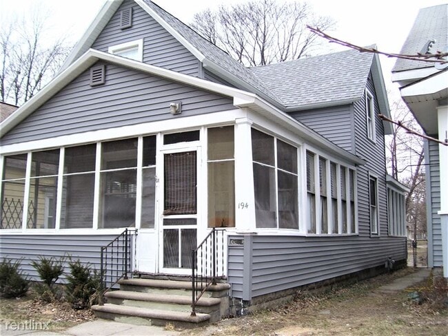 Building Photo - 194 Strong Ave Rental