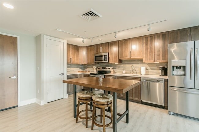 Photo - 205 Lakeshore Dr