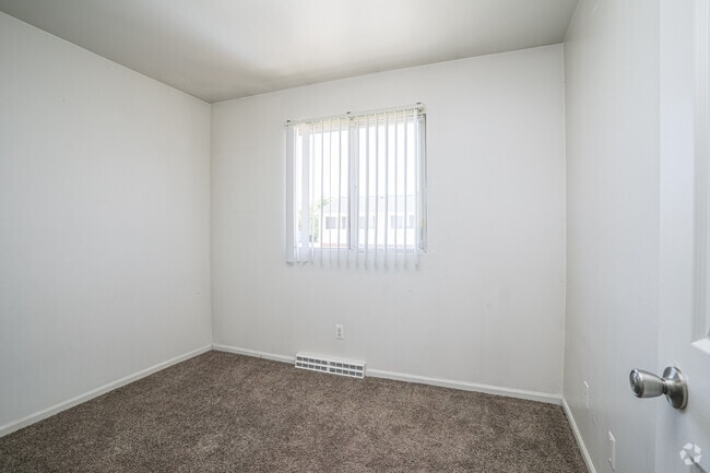 Comfortable Bedroom with Natural Lighting - Michigan Edgewood