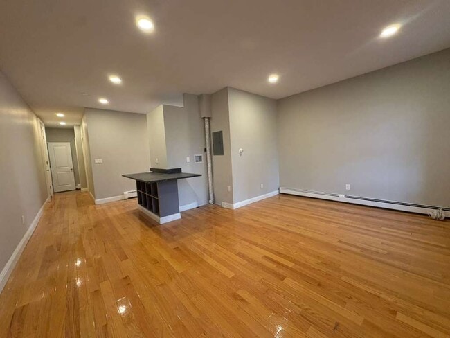 Building Photo - 604 Chapel St Unit 6