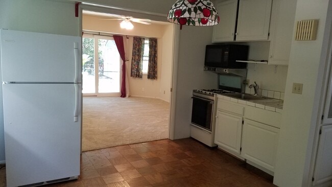 Fotografía del edificio - 16845 Armstead St Unidad 1