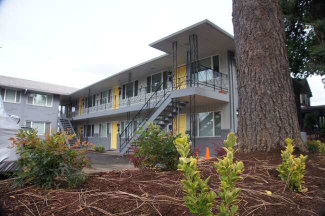 Building Photo - Off SE Belmont: Mid-Century 2Bdr w/Patio & Parking! Unit 1026