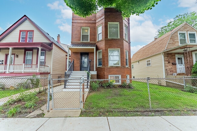Building Photo - 4730 W Warwick Ave Rental