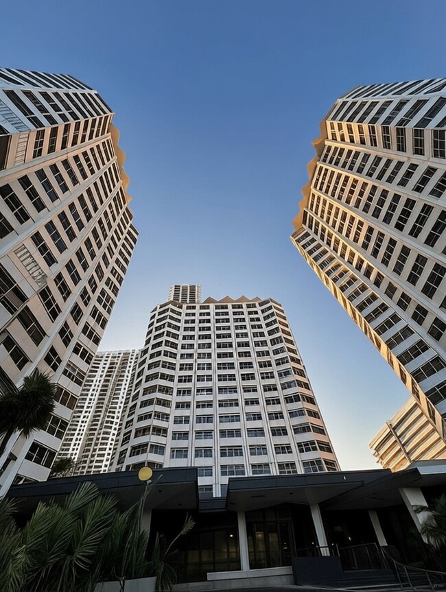 Building Photo - 825 Brickell Bay Dr Unit 1951