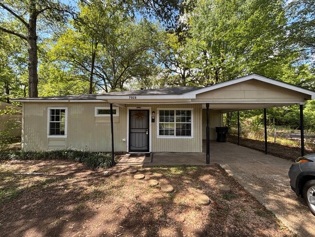 Building Photo - 3 bedroom- 1 bath!