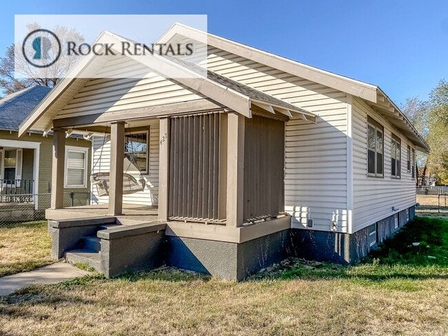 Building Photo - 2 Bed 1 Bath with Basement Rental