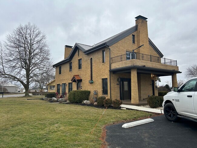 Upper level apartment - 547 N Broadway St Townhome