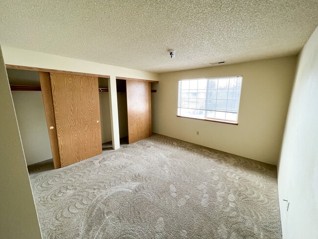 GUEST ROOM - Ivy Club Apartments