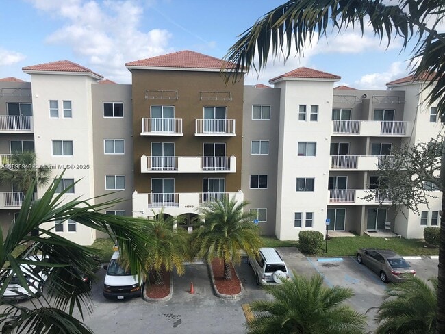 Building Photo - 11040 SW 196th St Unit 211