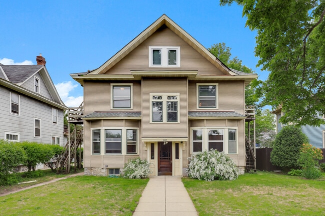 Photo - 1862 Roblyn Ave