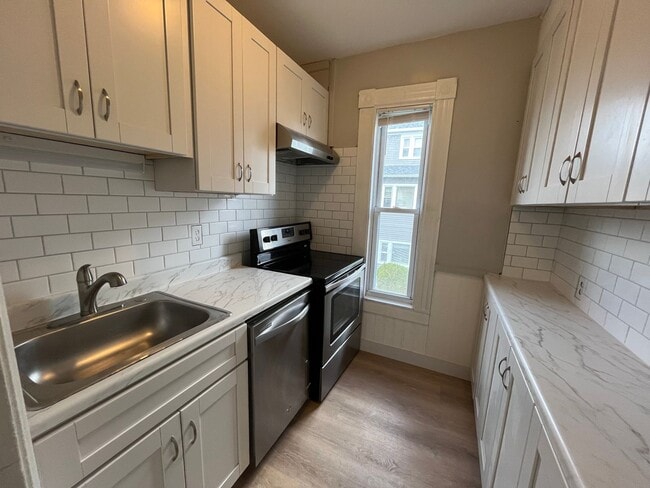 Building Photo - 262 Walnut St Unit 2 Rental
