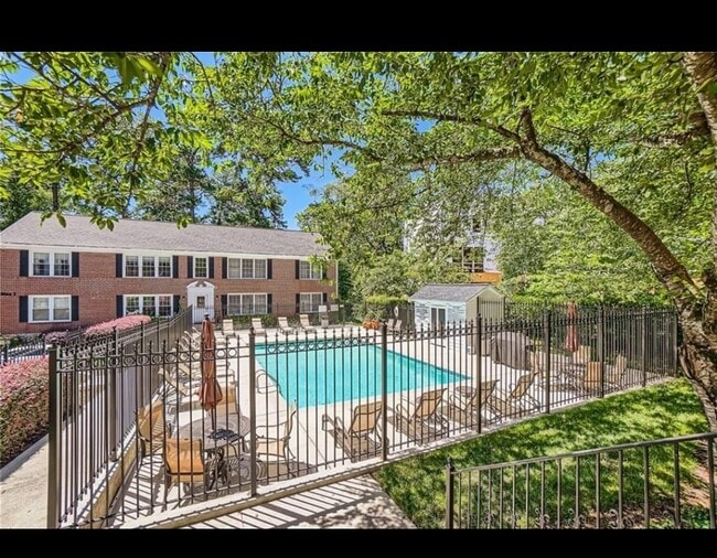 Photo - 3675 Peachtree Rd NE Unidad 10