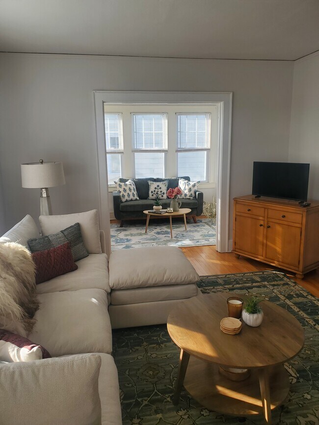 Sala de estar, con terraza acristalada/oficina más allá. - 1416 Boulevard Unidad 1416