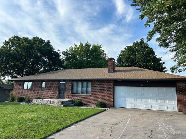 Building Photo - HUGE house in quiet Alma community