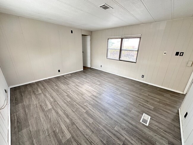 Building Photo - 85 Darlene Rd SE Unit B