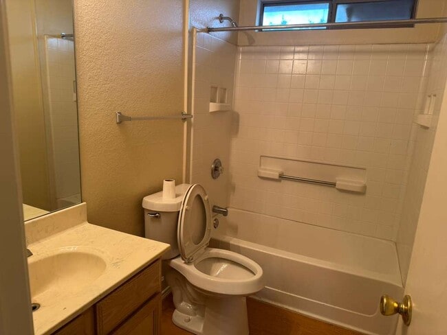 Photo - 801 McCully St