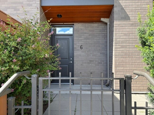 Building Photo - 1550 Dickson Ave