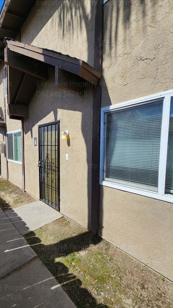 Photo - 2 bedroom, 1.5 bathroom townhome located near schools, shopping, restaurants, & Kern Medical Hosp...