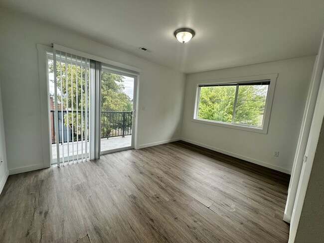 Photo - 4 BEDROOM, 3 STORY TOWNHOUSE, close to campus