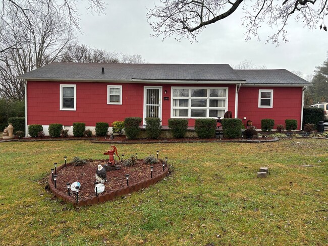 Building Photo - 3 Bedroom/1 Bath in Well Established Neighborhood