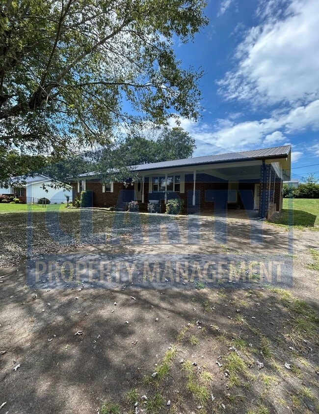 Building Photo - Three bedroom ranch-style home!