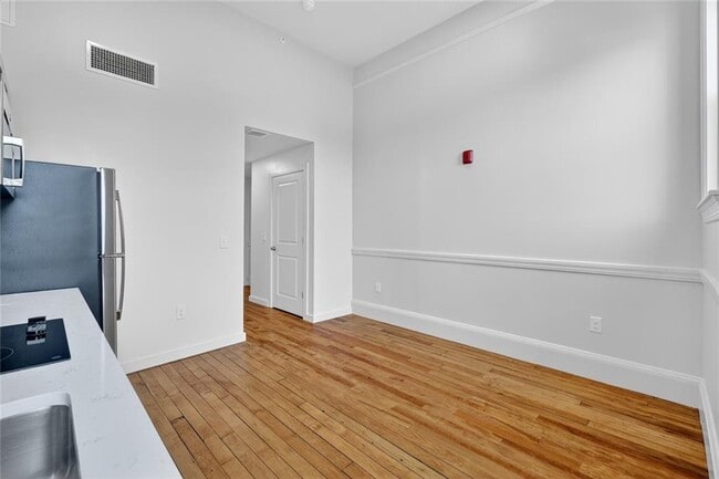 Photo - 1624 Lonsdale Ave Unit 204/304