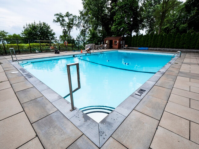 5220 Lakeshore